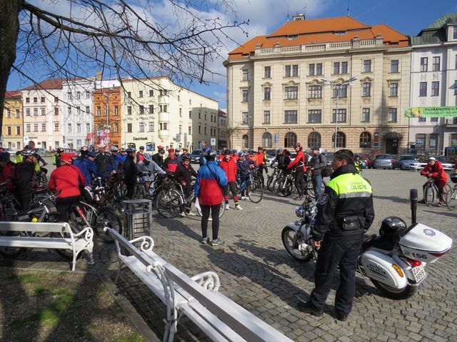 ze středu města odjížděli cyklisté pod ochranou městské policie; www.svatosi.cz