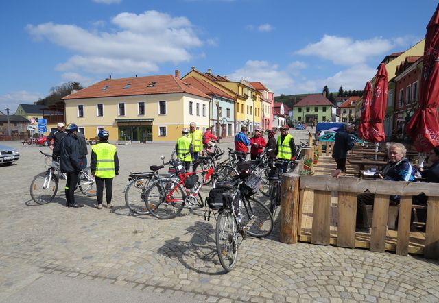 na městečku v Lukách se cyklisté rozhodli o dalším programu; www.svatosi.cz