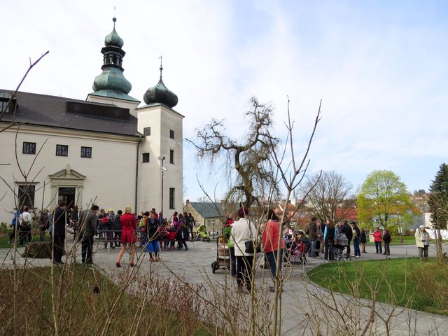 zájemci o výšlap po naučné stezce se scházejí u třešťského zámku, převažují školní dítka; www.svatosi.cz