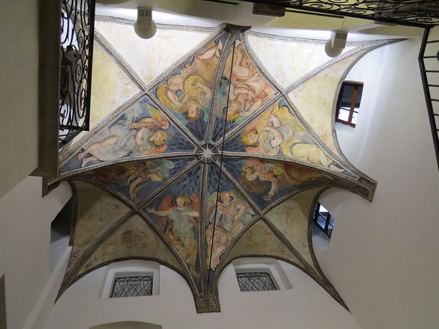 malovaná klenba v části, která prosvětluje střed renesančního domu; www.svatosi.cz