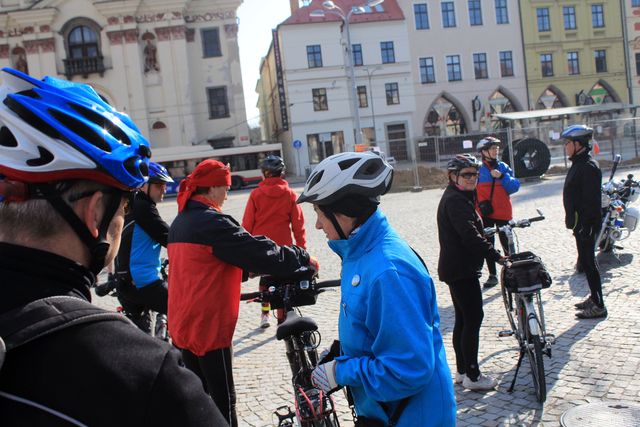 cyklisté se scházejí na prostorném jihlavském náměstí; foto J. Varhaník