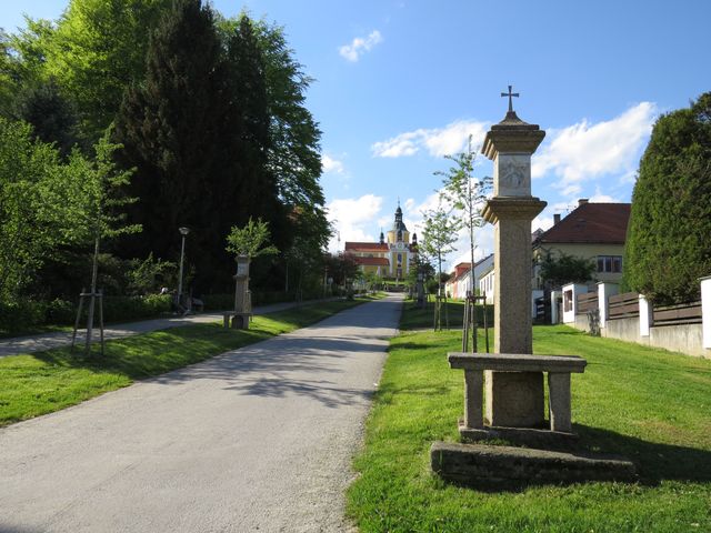 křížová cesta vede k poutnímu kostelu v Chlumu u Třeboně