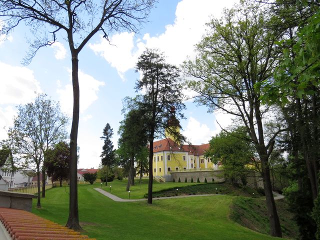 k zámku patří rozsáhlý park, kterým protéká Nežárka