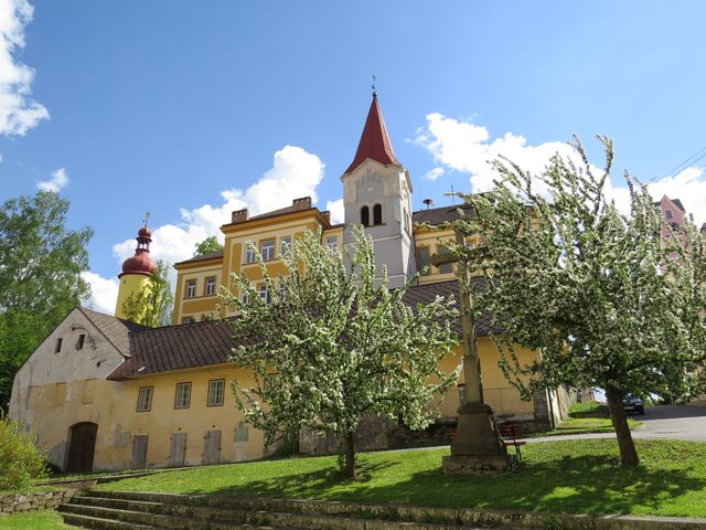 bývalá zvonice těsně přiléhá k budově školy ve Stráži nad Nežárkou