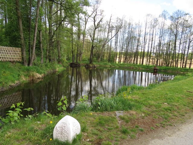 jeden z rybníků v areálu letohrádku; www.svatosi.cz
