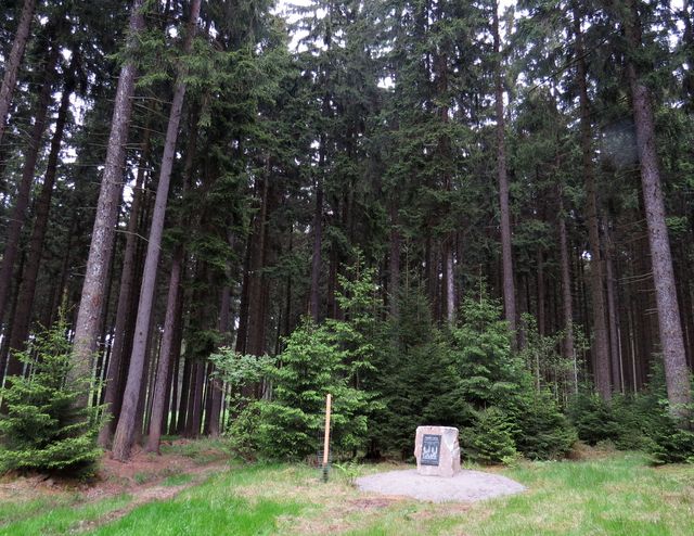 pamětní kámen připomíná mnohaletou péči o zdraví lesů