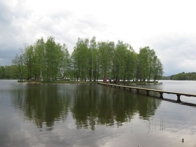 na ostrůvek uprostřed rybníka je přístup po dřevěné, 90 metrů dlouhé lávce
