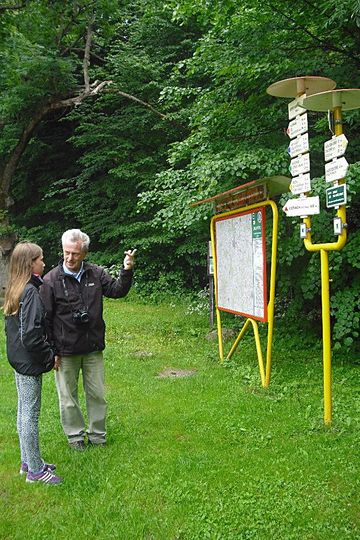 Mirek vysvětluje adeptce turistiky způsob značení cest; foto P. Varhaníková