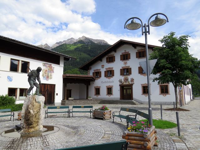 obec Bach leží v hlubokém údolí řeky Lech