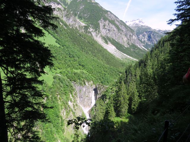 Simmsův vodopád z horní turistické pěšiny