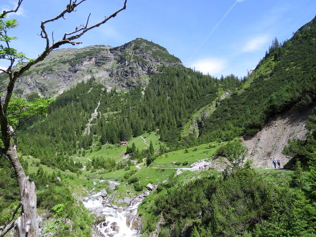 údolí s chatou Roßgumpenalm
