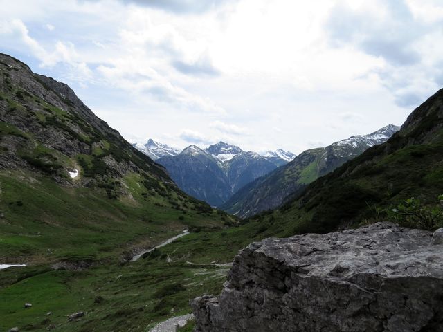 stoupáme k Mädelejoch - výhled na Lechtalské Alpy