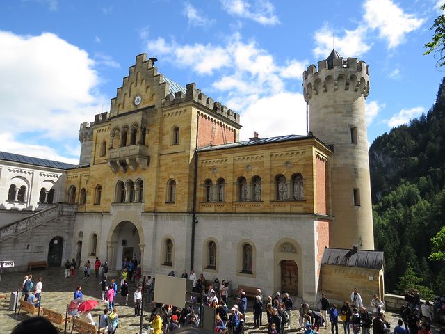 nádvoří za hlavní branou - odtud se vydávají návštěvníci na prohlídku zámku