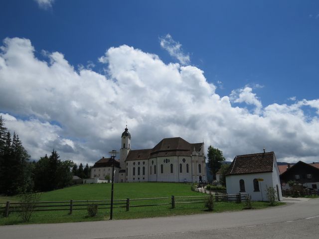 původní kaplička, kostel a poutní dům ve Wies