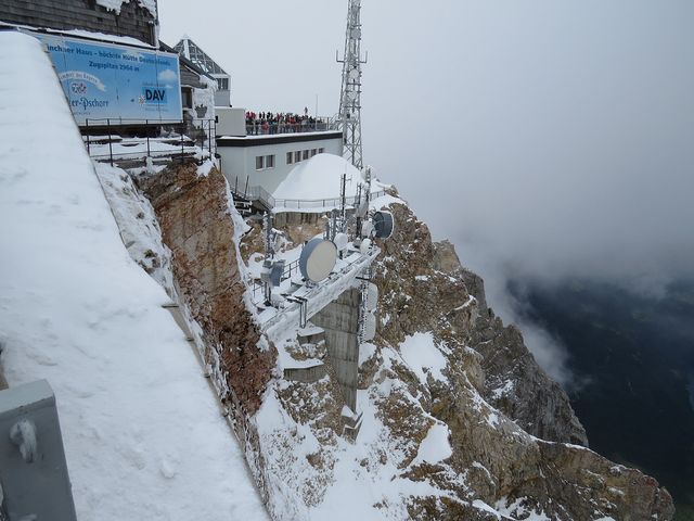 na vrcholu Zugspitze je několik staveb a výhledových plošin