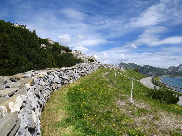 kamenná zeď se jmény obyvatel obcí Lech a Zürs