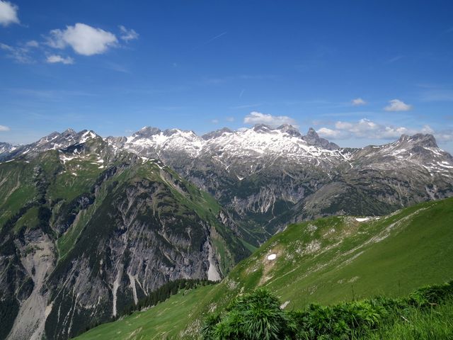 z vrcholu Jöchelspitze je kruhový výhled - pod námi Höhenbachtal
