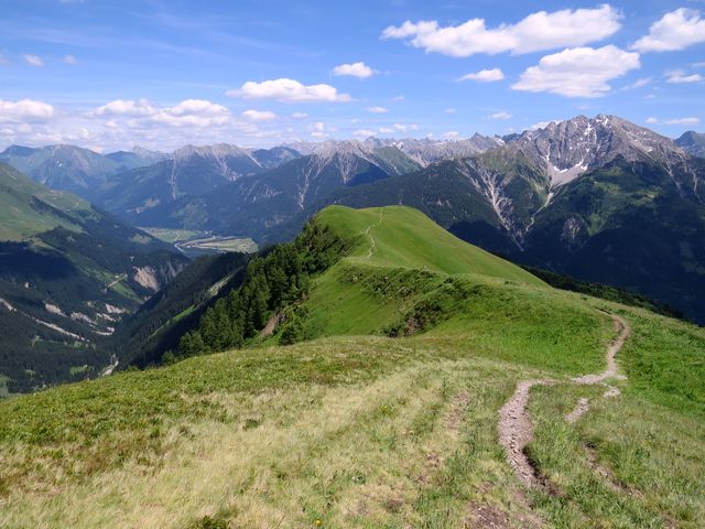 hluboká údolí jsou charakteristická pro tuto alpskou oblast