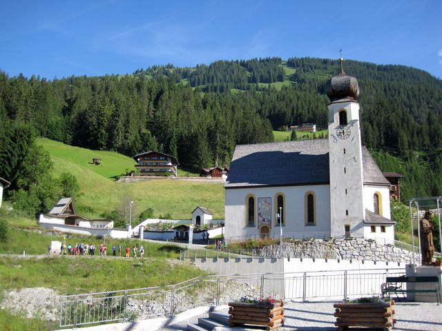 na levém břehu řeky Lech je kostel se sv. Kryštofem na stěně