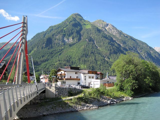v Bachu je nový silniční most přes řeku Lech