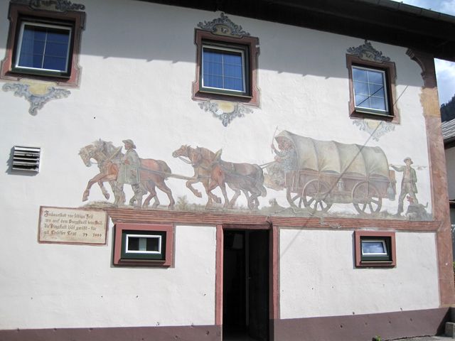 obraz na fasádě hostince připomíná příjezd osadníků do Bachu - na cedulce je rok 1600
