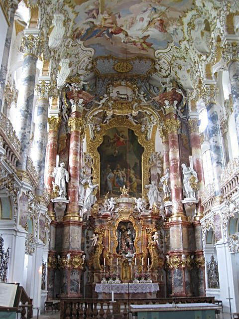 oltář poutního kostela ve Wies se zázračnou sochou Spasitele
