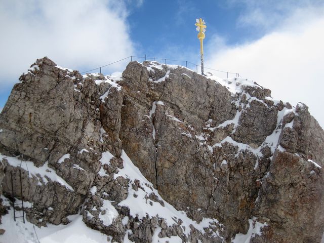 vrchol Zugspitze září ve slunci