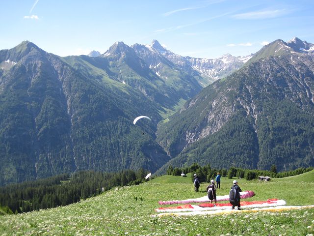 příkré svahy slouží paraglidistům