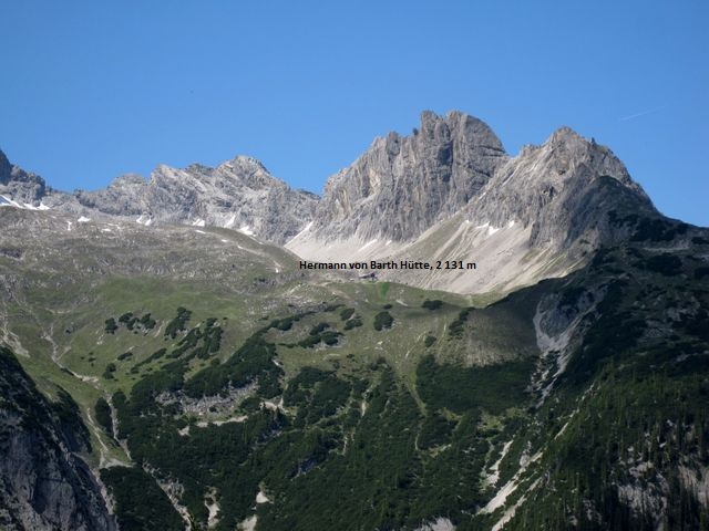 hluboké údolí nás odděluje od nejvýše položené chaty v Allgäuských Alpách
