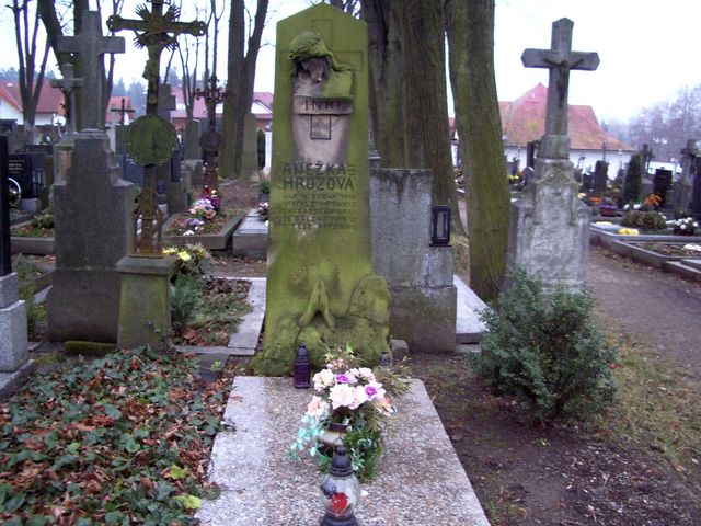 hrob Anežky Hrůzové na hřitově v Polné