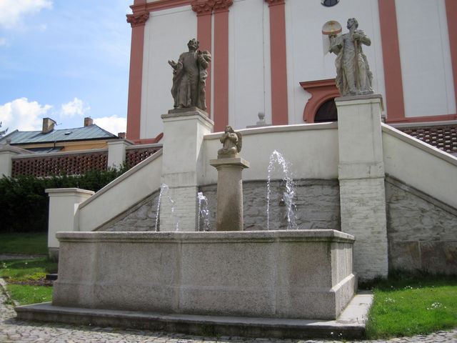 sochy sv. Petra a Pavla u děkanského chrámu