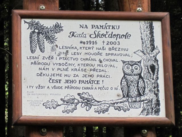 pamětní deska v lese Březina při trase značené modrou turistickou značkou