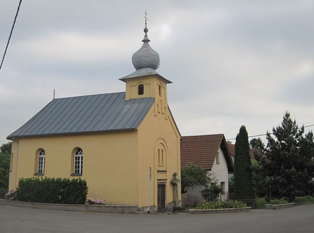 střed obce Arnolec s kapličkou sv. Vendelína z roku 1871