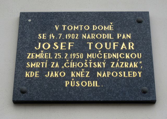 pamětní deska je na rodném Toufarově domě v Arnolci od roku 1992