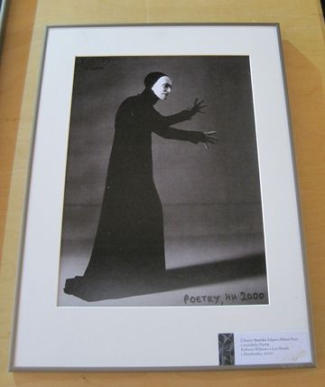 číhající Smrtka Edgara Allana Poea v muzikálu Poetry Roberta Wilsona a Lou Reeda v Hamburku, 2000