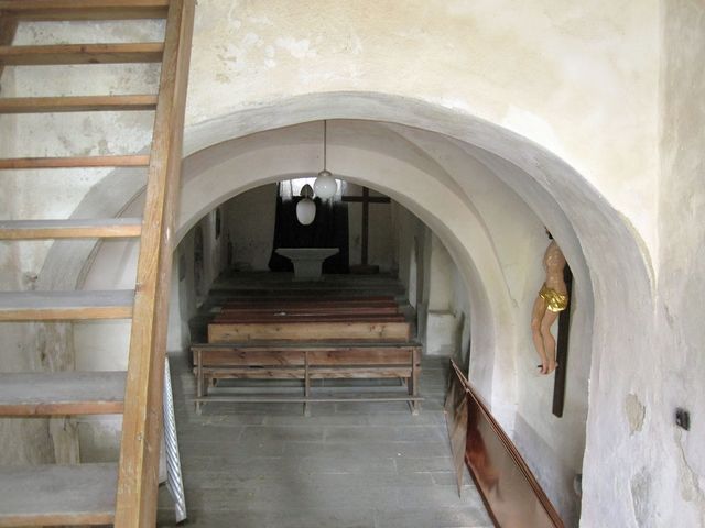 interiér kostela, který patří k nejstarším stavbám na Moravě (historie sahá k roku 1056)
