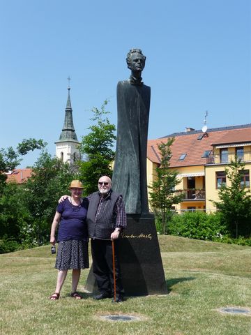 autor sochy Jan Koblasa s chotí; foto Silva Poukarová