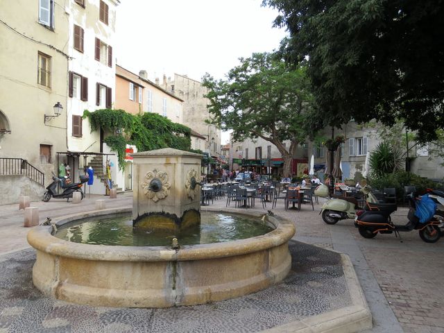 centrum městečka Saint Florent