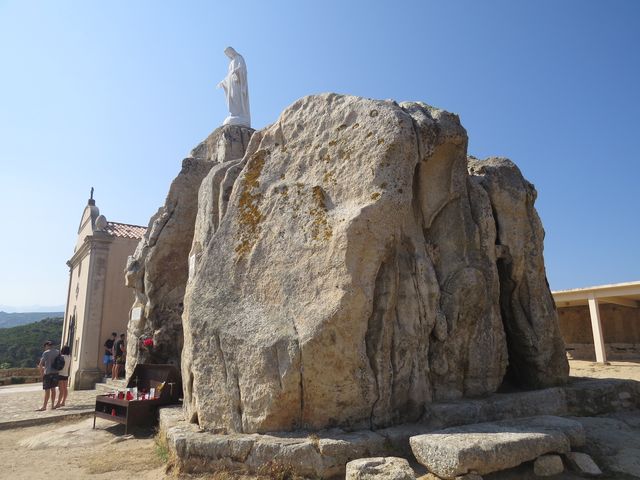 kaple a uctívaná socha na kopci asi 6 km od Calvi