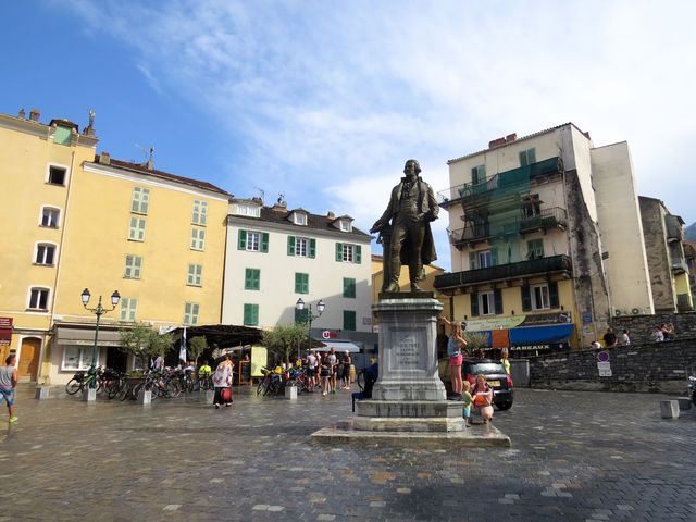 socha Pascala Paoliho na náměstí v Corte