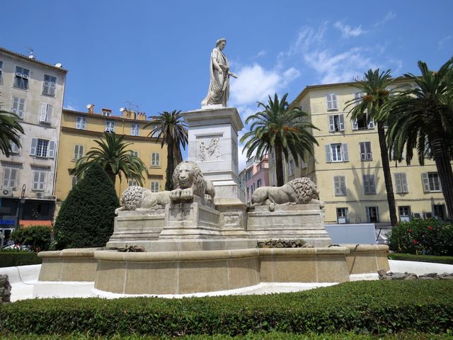 Napoleonova socha na náměstí