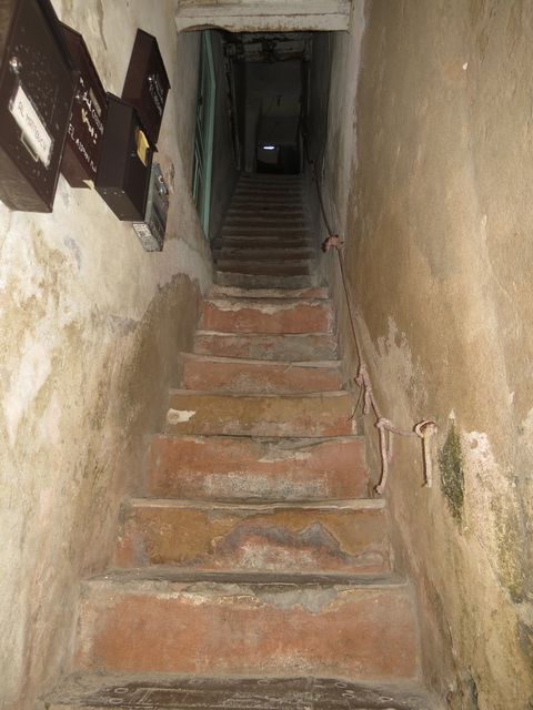 v každém starém domě jsou strmé schody