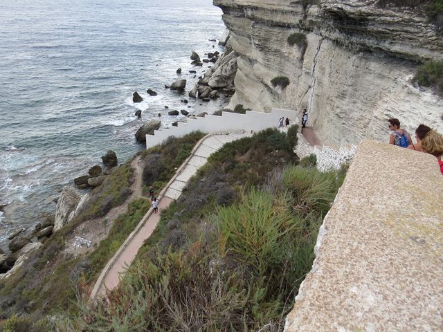 od kaple sv. Rocha vedou schody k moři