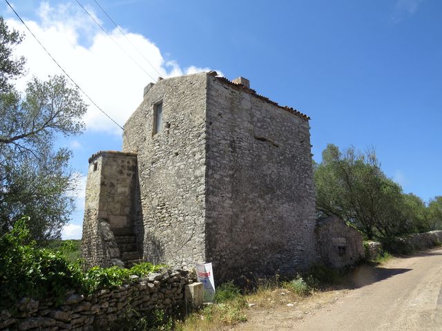 vesnice Saint Jean na mysu Pertusato - domy většinou z kamene