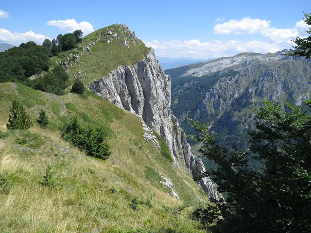 Volušnica spadá sedmisetmetrovým srázem do údolí Grbaje
