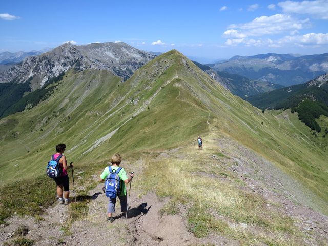 dolů z Taljanky, vzhůru na Popadiju (2 057m), v pozadí Velký vrch (2 190 m)