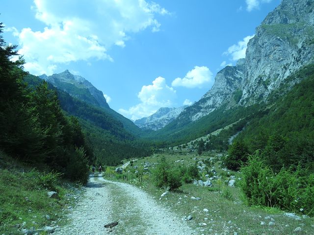 několik kilometrů dlouhou dolinu Ropojana provázejí rozeklané vrcholky Karanfili