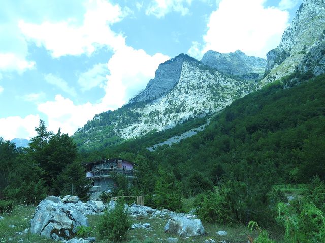 osamělý dům v údolí Ropojana