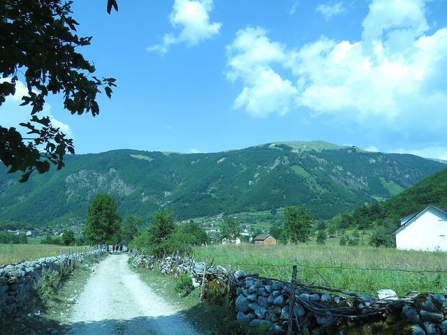 pod hřebenem stoupá z Vusanje údolí Zarunica, východiště na vrch Bora a Zlou Kolatu