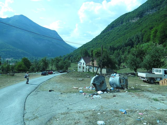 albánská vesnice Vusanje v Černé Hoře - vlevo hřeben nazývaný Vezírova brada
